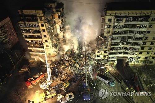 러, 우크라 대규모 공습…아파트 강타한 미사일에 9명 사망